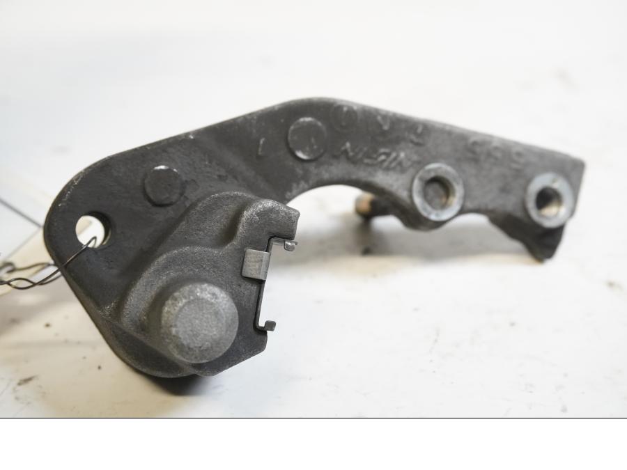 Baksidan på Bromsoksfäste från en Suzuki DR 650 -1998 motorcykel.