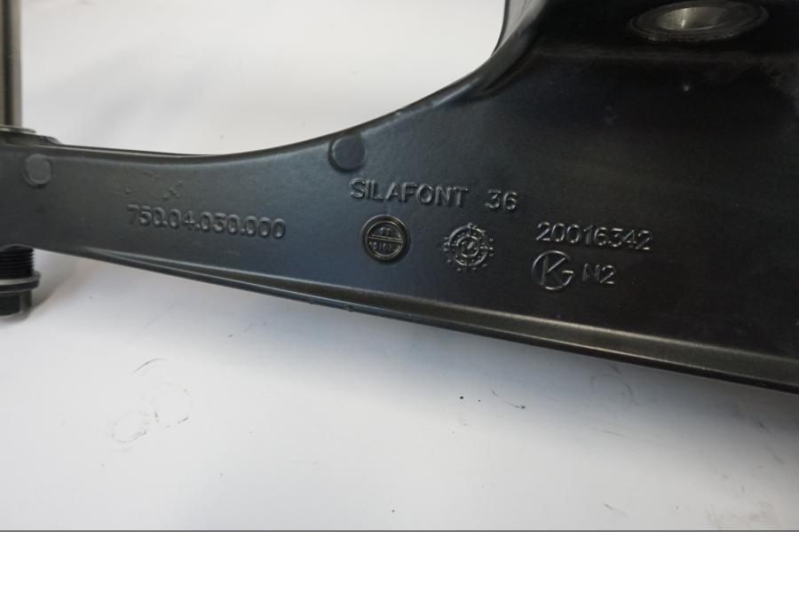 Snett nerifrån på Sving från en KTM 690 Duke -2016 motorcykel.