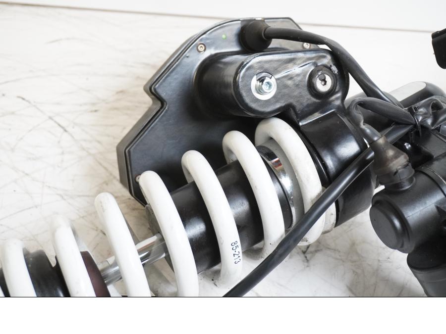 Höger sida på Stötdämpare ESA från en BMW K 1200 R -2006 motorcykel.