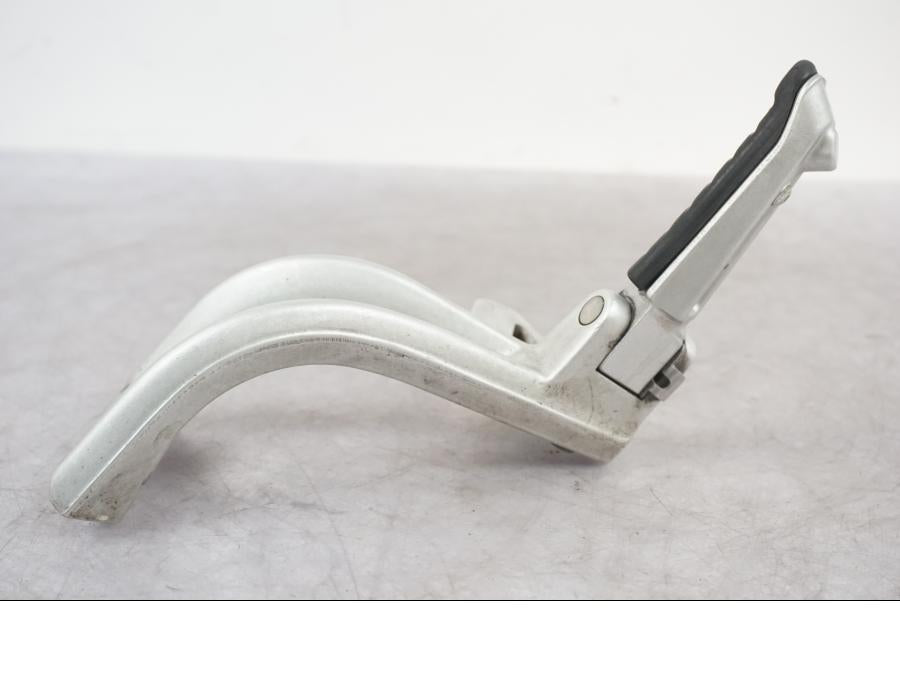 Höger sida på Fotpinnefäste från en Triumph Tiger -2009 motorcykel.