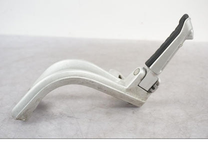 Höger sida på Fotpinnefäste från en Triumph Tiger -2009 motorcykel.