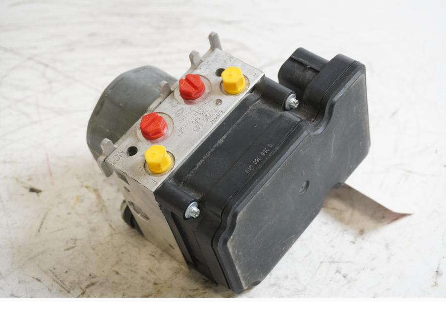 Baksidan på ABS Modulator från en BMW S 1000 RR -2011 motorcykel.