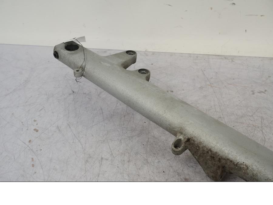 Snett nerifrån på Gaffelben från en BMW R 850 R -2004 motorcykel.