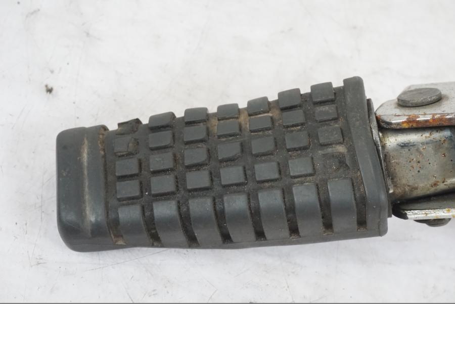 Höger sida på Fotpinne från en Kawasaki KL 650A -1987 motorcykel.