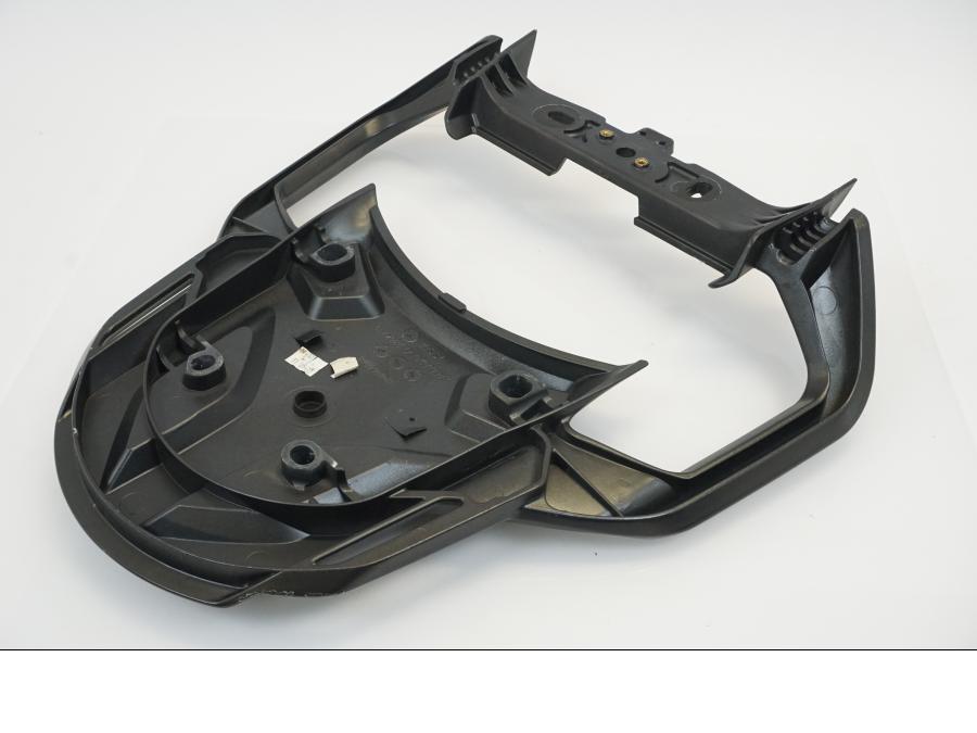 Snett uppifrån på Pakethållare från en Triumph Sprint GT -2011 motorcykel.