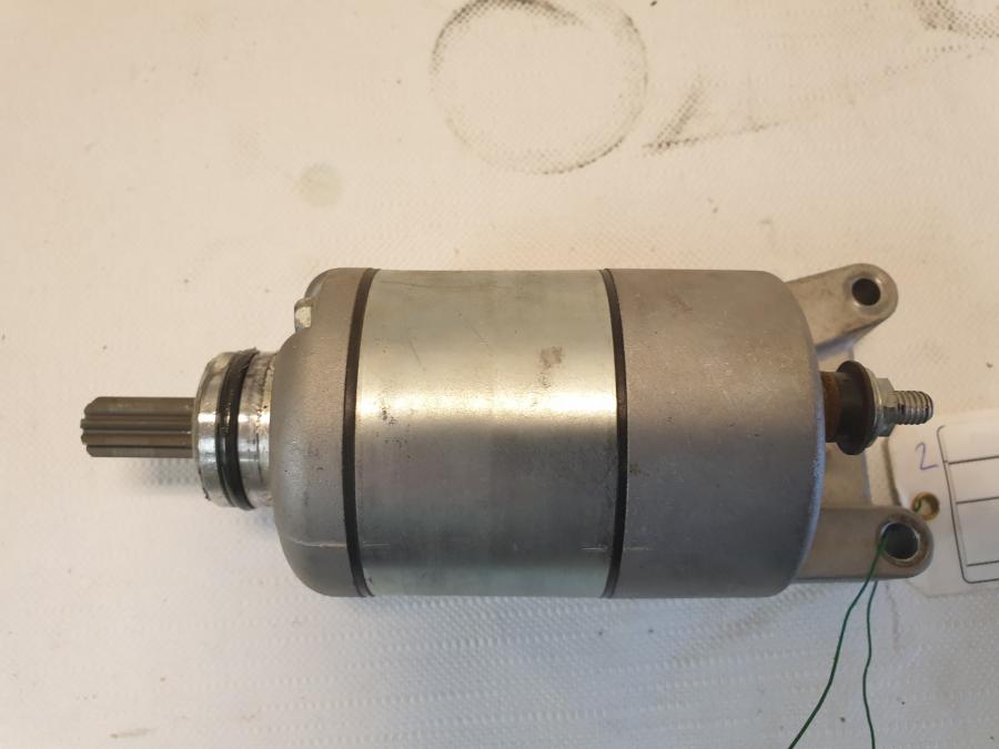 Framsidan på Startmotor från en Kawasaki Z 125 -2019 motorcykel.