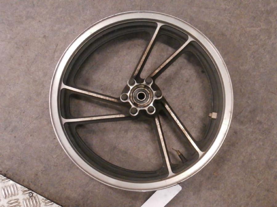 Framsidan på Fälg från en Suzuki GSX 400 -1983 motorcykel.