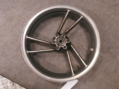 Framsidan på Fälg från en Suzuki GSX 400 -1983 motorcykel.