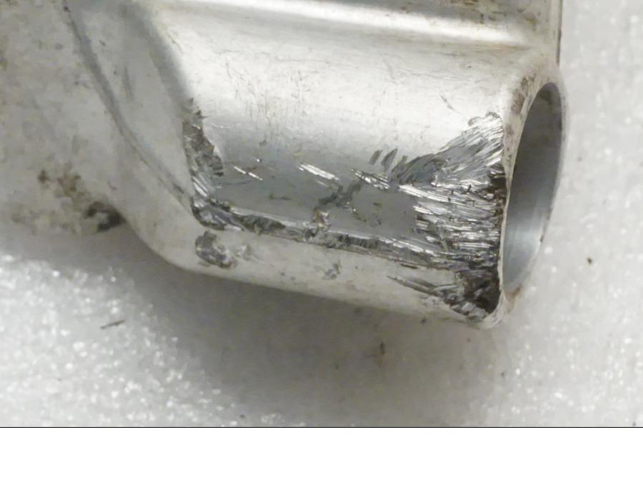 Vänster sida på Fotpinnefäste från en KTM 690 SMCR -2019 motorcykel.