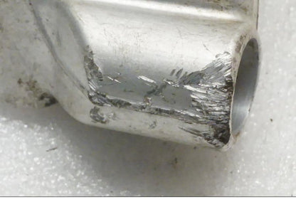 Vänster sida på Fotpinnefäste från en KTM 690 SMCR -2019 motorcykel.