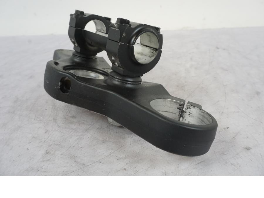 Snett nerifrån på Gaffelkrona från en KTM 690 Duke -2014 motorcykel.