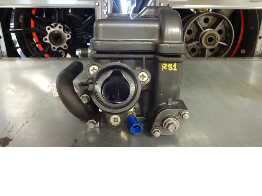 Höger sida på Topplock från en KTM 125 Duke -2013 motorcykel.