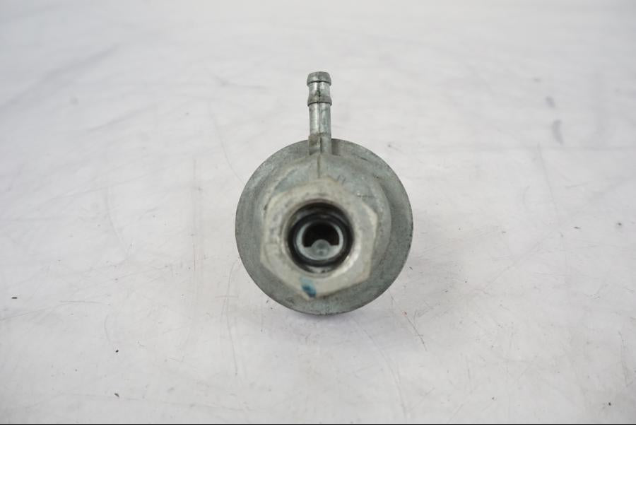 Höger sida på Bensinkran från en Honda CBR 125 R -2006 motorcykel.