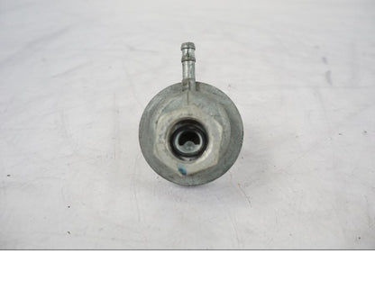 Höger sida på Bensinkran från en Honda CBR 125 R -2006 motorcykel.