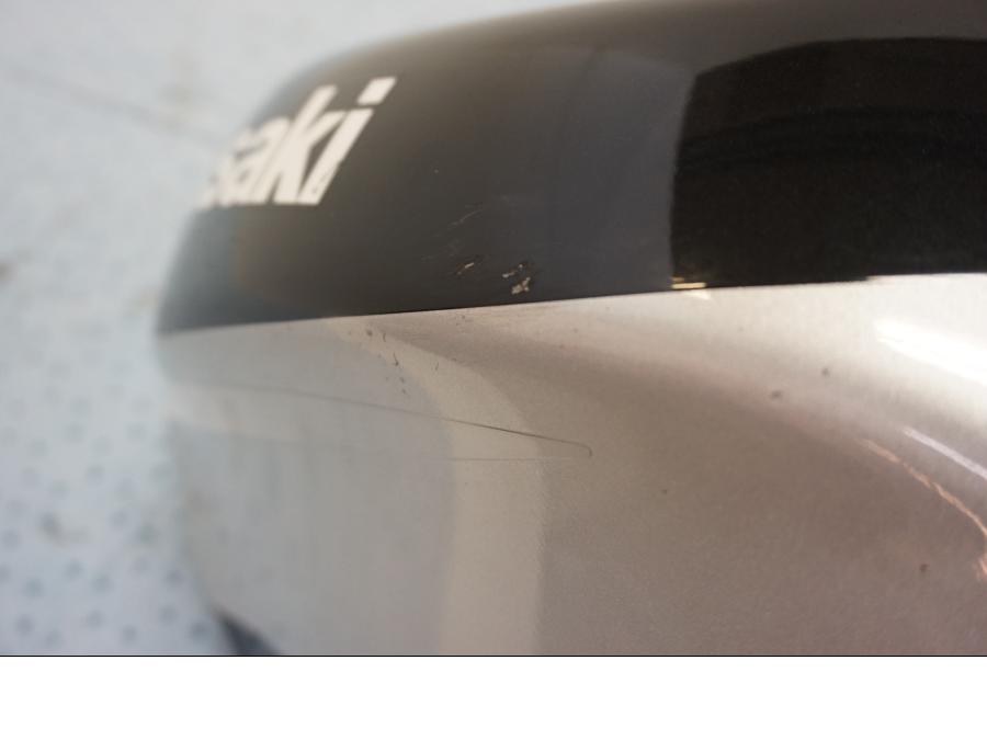 Snett uppifrån på Bensintank från en Kawasaki ZX-6R -2000 motorcykel.