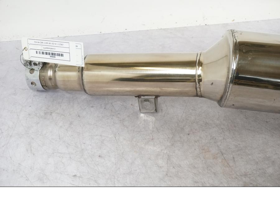 Snett nerifrån på Ljuddämpare från en Honda CBR 1100 XX -2003 motorcykel.