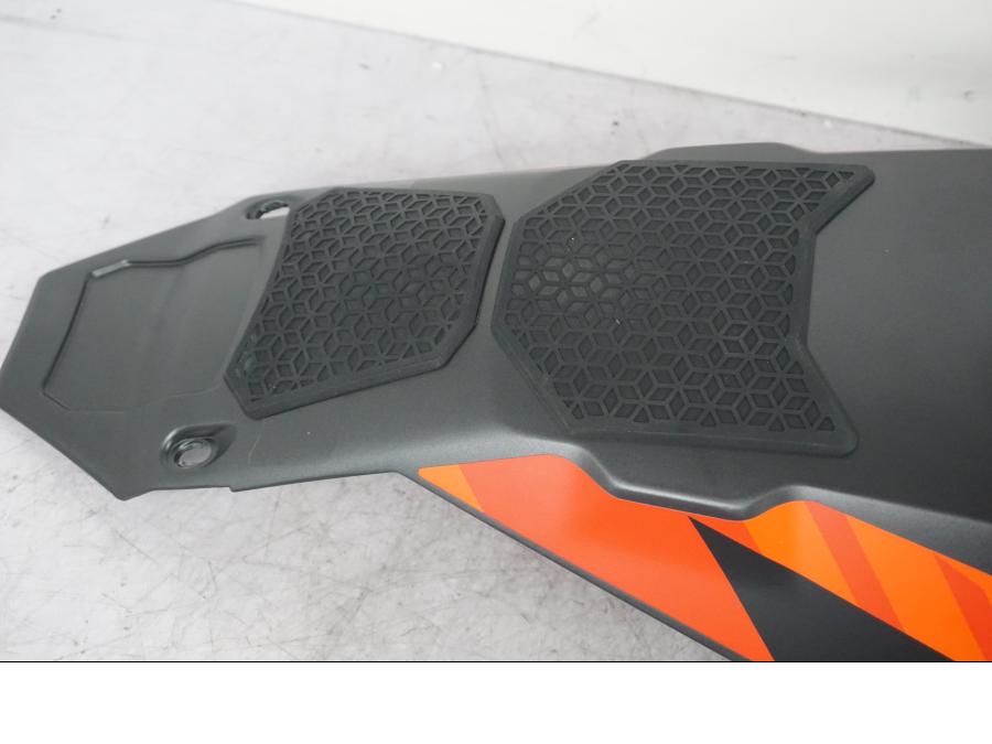 Höger sida på Tankkåpa från en KTM 1290 Super Adventure S -2023 motorcykel.