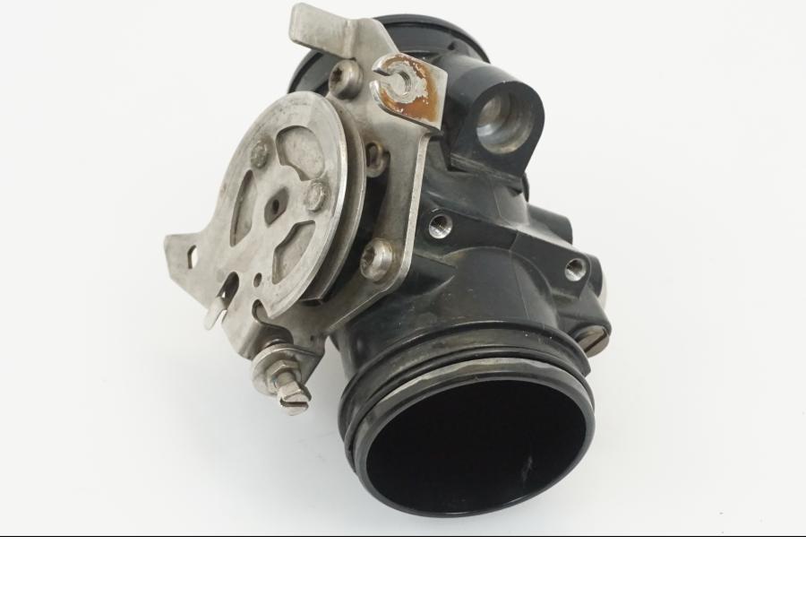 Framsidan på Spjällhus från en BMW R 1150 R -2002 motorcykel.