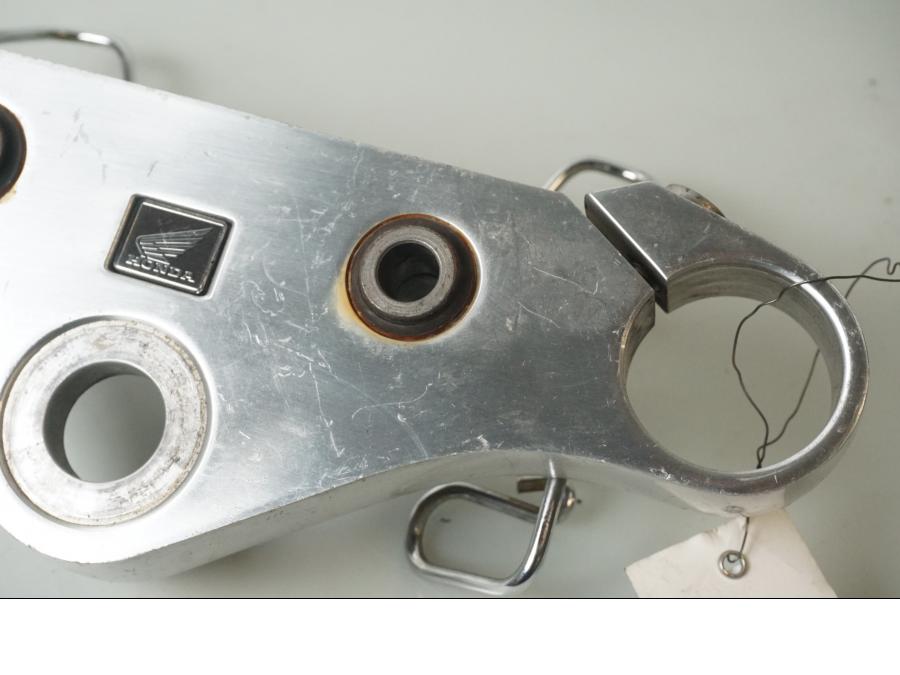 Höger sida på Gaffelkrona från en Honda VT 750 -1994 motorcykel.