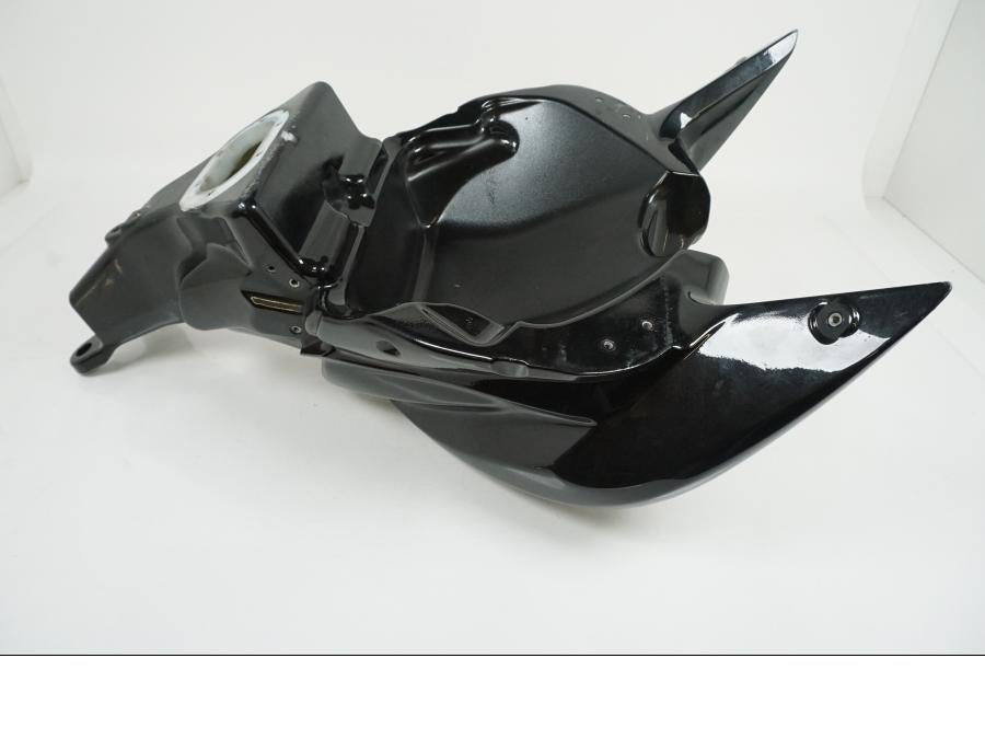 Vänster sida på Bensintank från en MV Agusta Brutale 800 -2019 motorcykel.