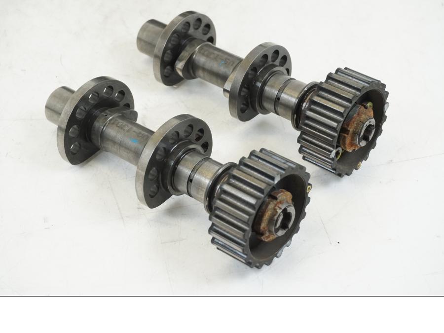 Snett nerifrån på Topplock från en Ducati Hyperstrada -2013 motorcykel.