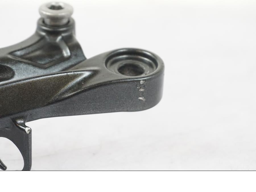 Vänster sida på Fotpinnefäste inre från en Kawasaki ZX-6R -2011 motorcykel.