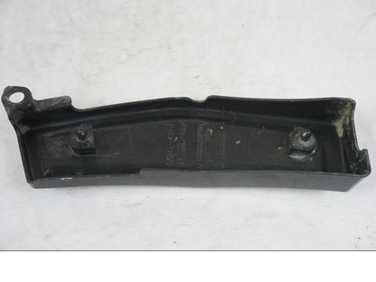 Vänster sida på Ramplast från en Suzuki VL 800 -2002 motorcykel.