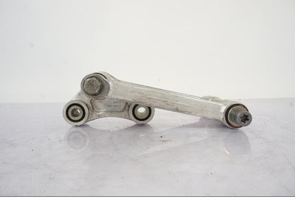 Baksidan på Svinglänkage från en BMW S 1000 XR -2019 motorcykel.