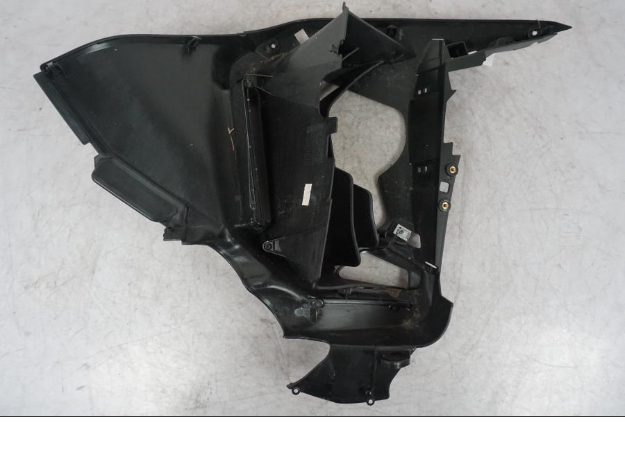 Snett nerifrån på Sidkåpa innerplast från en Ducati Multistrada V4 -2024 motorcykel.