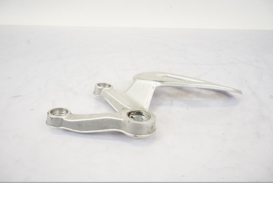 Vänster sida på Fotpinnefäste från en BMW S 1000 XR -2019 motorcykel.