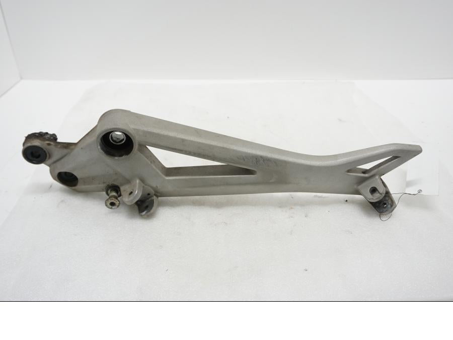 Framsidan på Fotpinnefäste från en Ducati Monster 696 -2010 motorcykel.