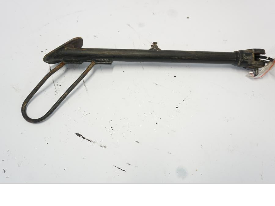 Snett nerifrån på Sidostöd från en BMW G 650 GS -2011 motorcykel.