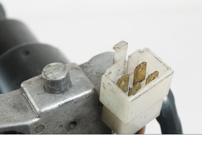 Extrabild5 på <p>Låssats från Yamaha FJ 1200 1986.</p>

<p>Tändningslås. Tanklock, 1st nyckel.</p>

<p>Repor och slitage av lack på tändningslåset samt att gummiskyddet för vajrarna har ett mindre hål se bilder.</p> motorcykel.