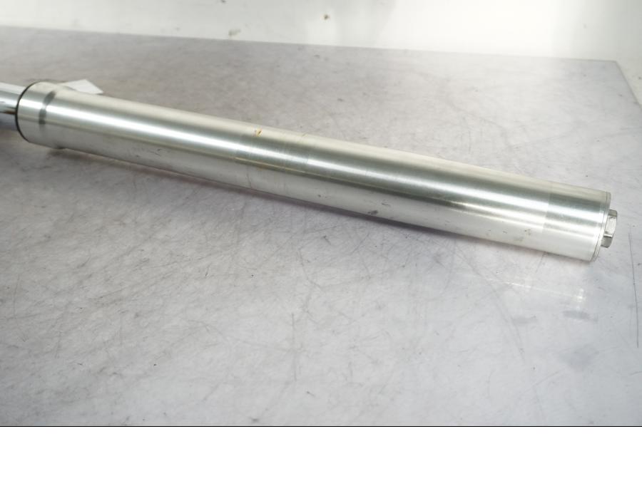 Snett nerifrån på Gaffelben från en Kawasaki VN 1500 Mean Streak -2002 motorcykel.