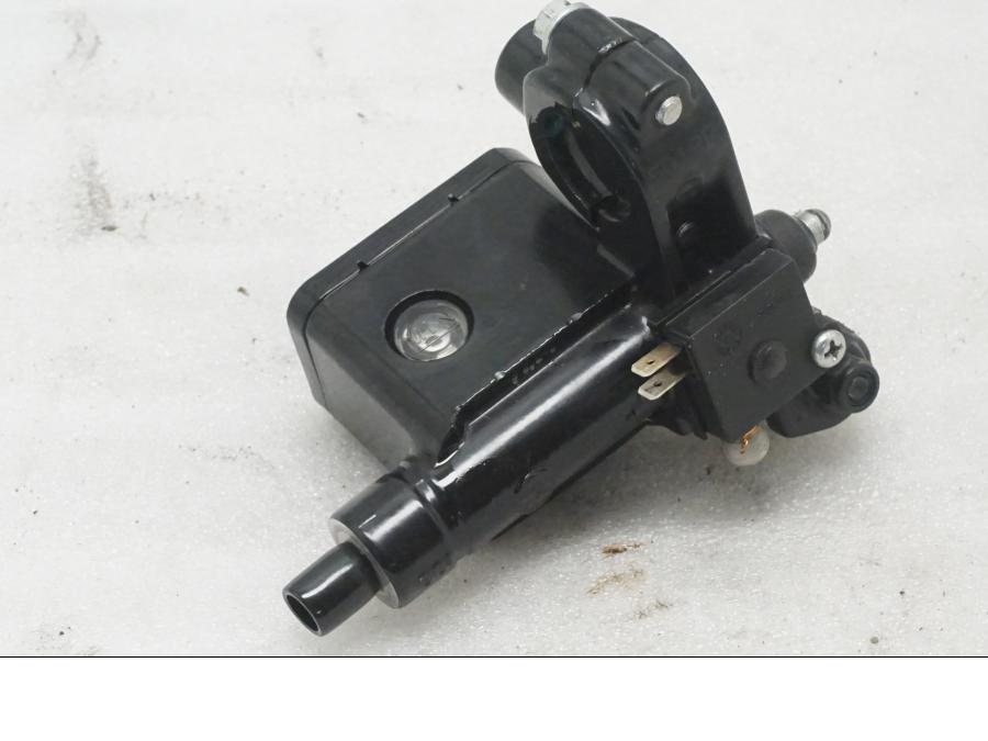 Baksidan på Bromshuvudcylinder från en KTM 125 Duke -2015 motorcykel.