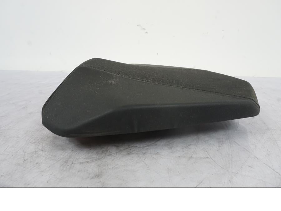 Baksidan på Sadel från en KTM 1290 Super Duke R -2021 motorcykel.