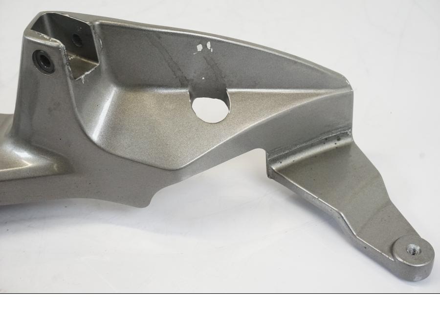 Snett uppifrån på Fotpinnefäste från en Honda NT 700 -2008 motorcykel.