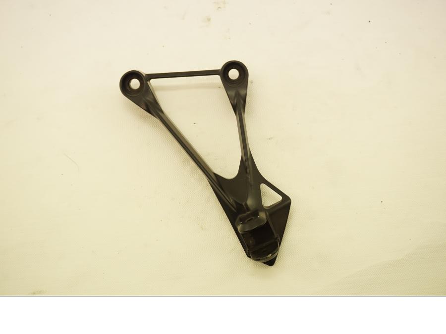 Framsidan på Fotpinnefäste från en Kawasaki ZX-6R -2008 motorcykel.