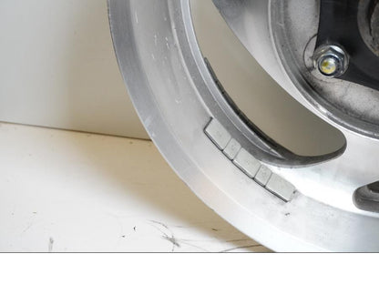 Snett uppifrån på Fälg från en Honda VTX 1800 -2002 motorcykel.