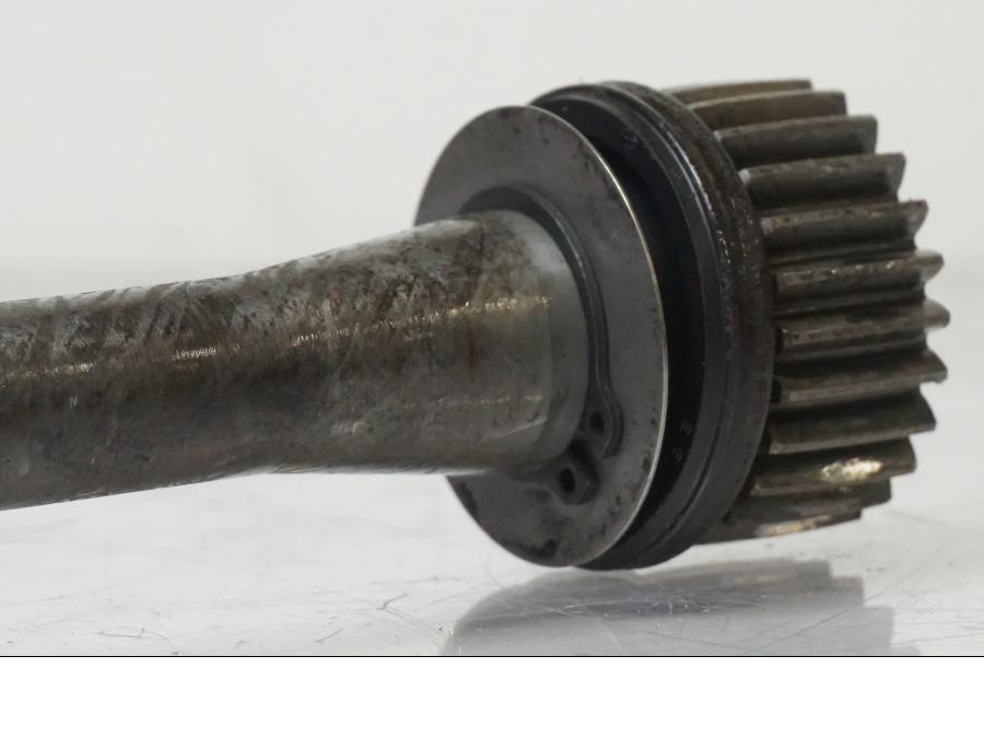 Vänster sida på <p>Kardanaxel från Yamaha BT 1100 2002.</p>

<p>Med fjäder.</p> motorcykel.