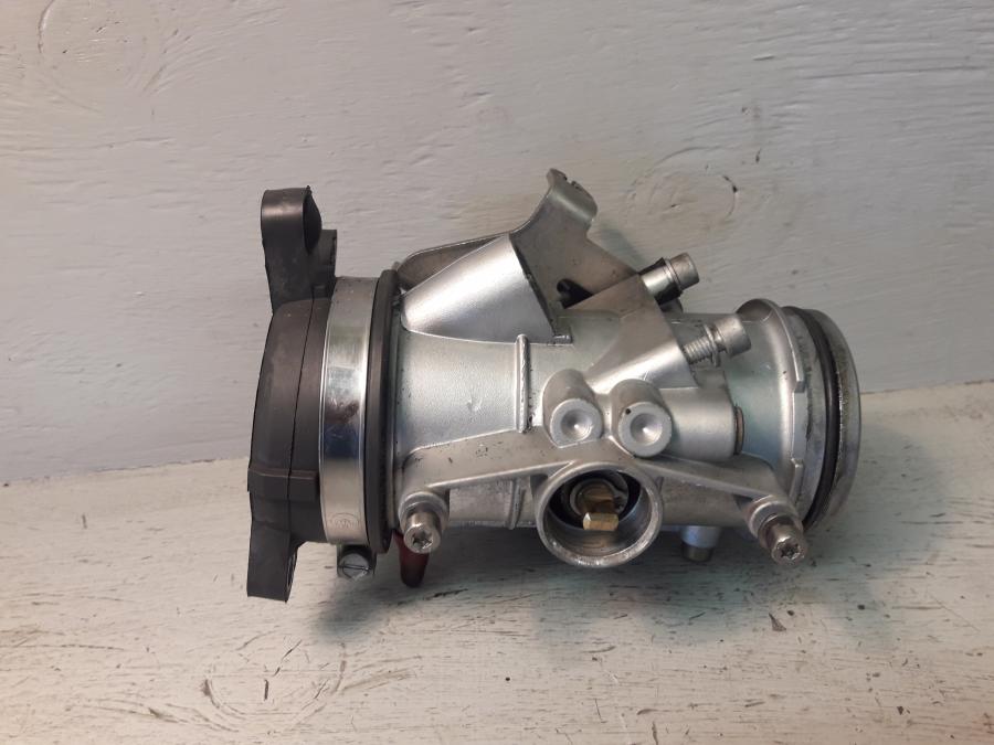 Framsidan på Spjällhus från en BMW R 1150 R -2004 motorcykel.