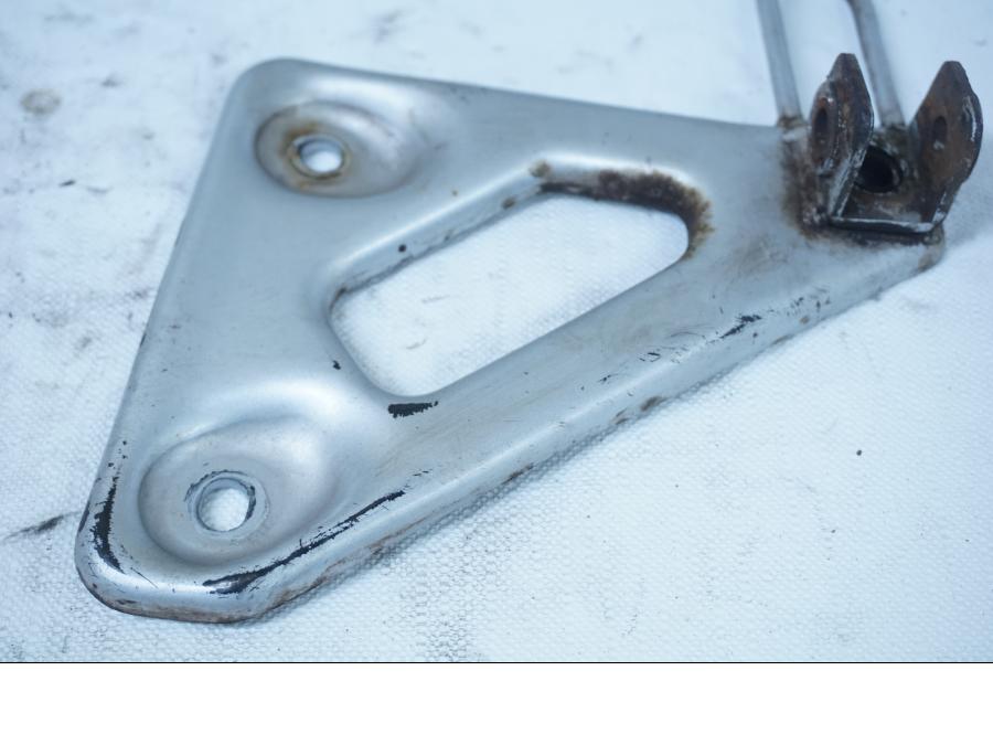 Vänster sida på Fotpinnefäste från en Honda XL 600 V -1994 motorcykel.