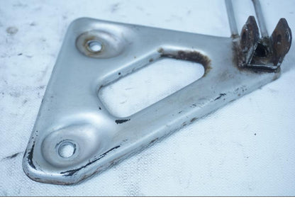 Vänster sida på Fotpinnefäste från en Honda XL 600 V -1994 motorcykel.