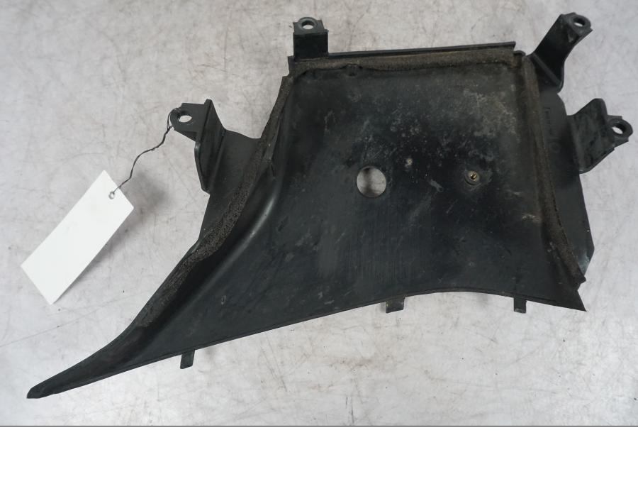 Snett nerifrån på Luftvinge från en Buell 1125 R -2008 motorcykel.