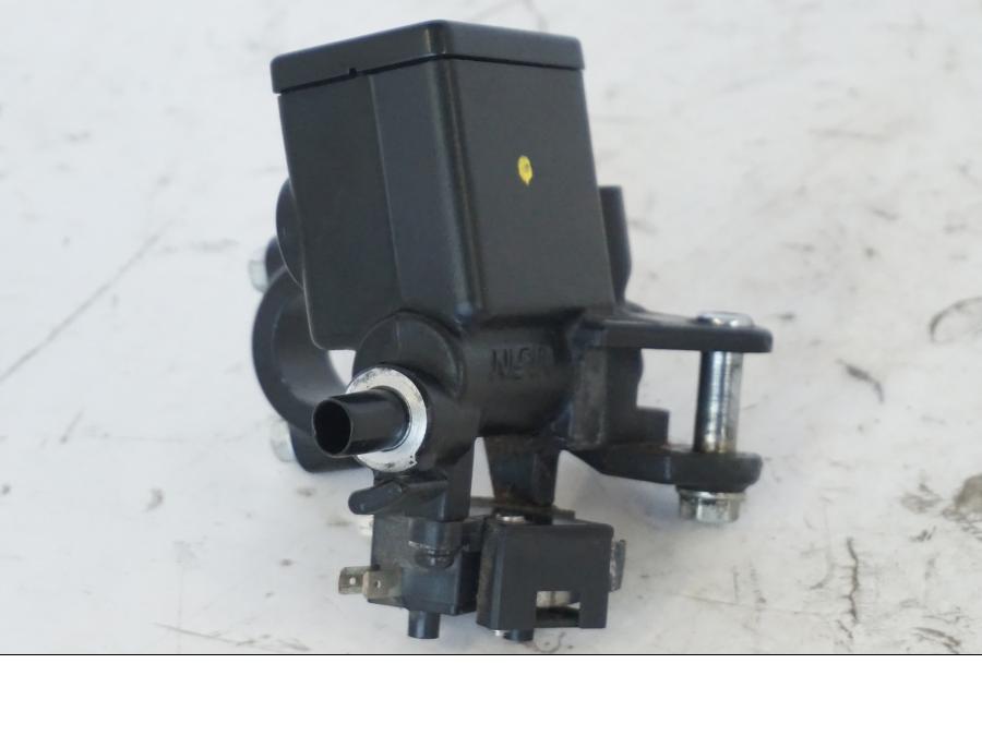 Baksidan på Bromshuvudcylinder från en Honda SH 300 A -2011 scooter.