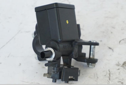 Baksidan på Bromshuvudcylinder från en Honda SH 300 A -2011 scooter.