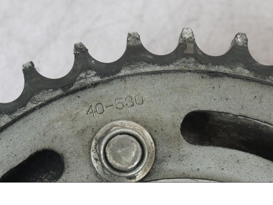 Snett uppifrån på Drevfäste från en Suzuki GSX 1300 RX -1999 motorcykel.