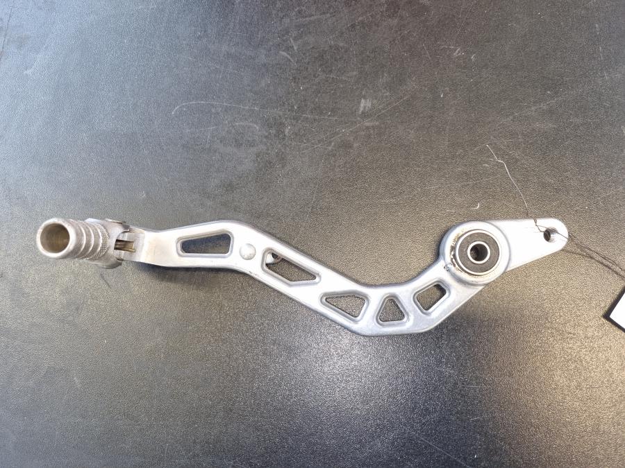 Framsidan på Bromspedal från en KTM 625 SXC -2004 motorcykel.