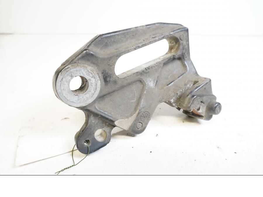 Baksidan på Bromsoksfäste från en KTM 125 Duke -2014 motorcykel.