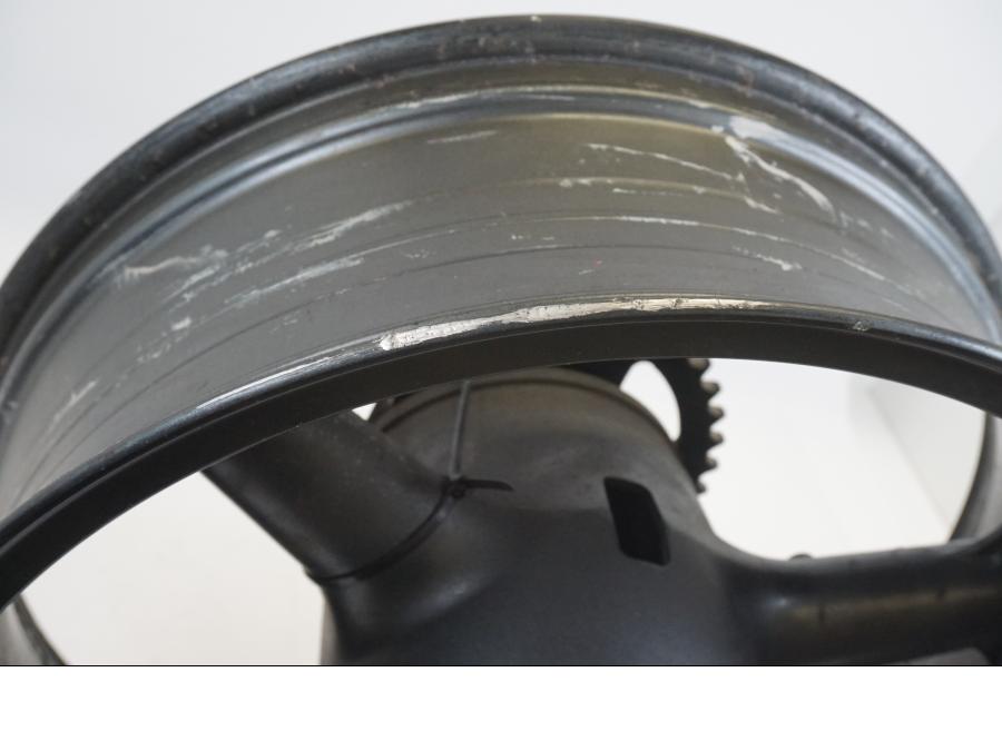 Snett nerifrån på Fälg från en Kawasaki ZX-9R -2000 motorcykel.